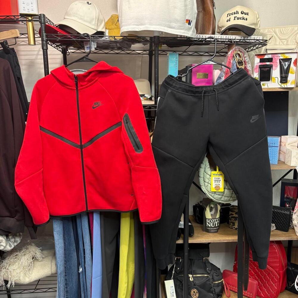 Nike tech fleece red and